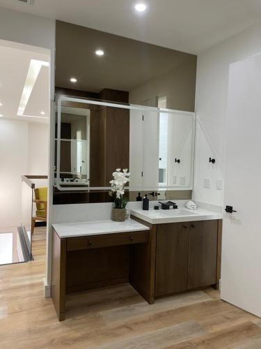a kitchen with white cabinets and a white counter top at Bello Departamento in Mexicali