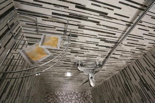 une paire de ciseaux suspendue à un plafond dans l'établissement Apartment Nejra, à Sarajevo