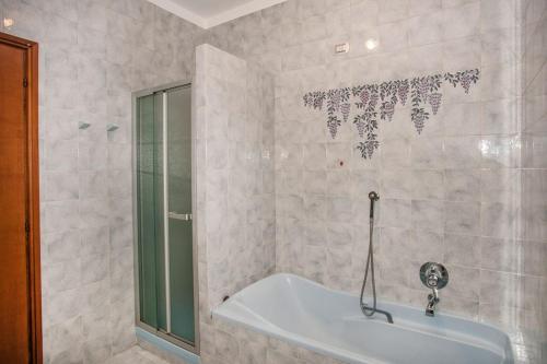 uma casa de banho com banheira e chuveiro em B&B Villa Aurora em Brugherio