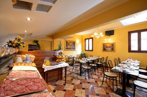 une salle à manger avec des tables et des chaises dans un restaurant dans l'établissement Hotel Città Di Milano, à Venise