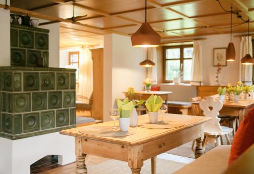 Habitación con una mesa de madera con gafas. en Landhaus Alger, en Immenstadt im Allgäu