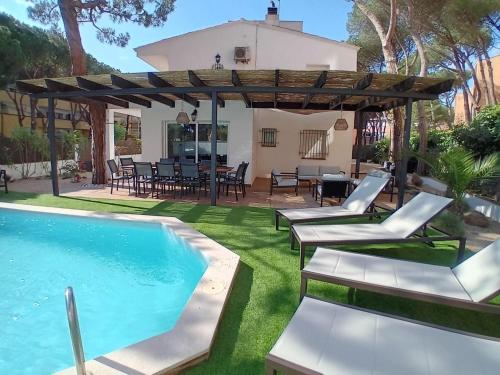 Villa Exclusiva con Piscina Privada en Platja d'Aro - ES-209-100