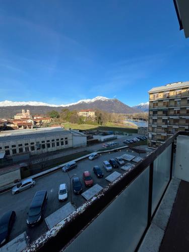 a parking lot with cars parked in a parking lot at Spazioso appartamento, ampio parcheggio, vicino Valle d'Aosta in Banchette