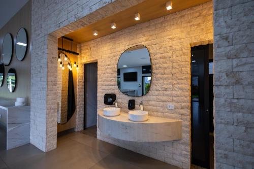 a bathroom with two sinks and a large mirror at Espaço JF in Aparecida de Goiânia