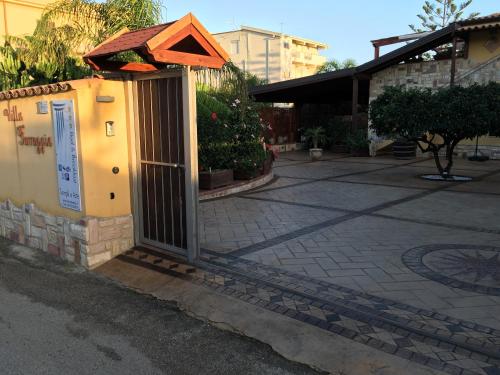 a small building with an orange roof on a sidewalk at B&B Templi e Arte in Villaggio Mosè