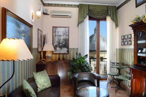a living room with a couch and a table at Pinto-Storey Hotel in Naples