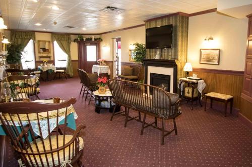a living room filled with furniture and a fireplace at The Globe Inn in East Greenville