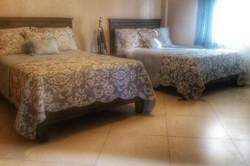 Giường trong phòng chung tại Ocean Front Two Bedroom Penthouse