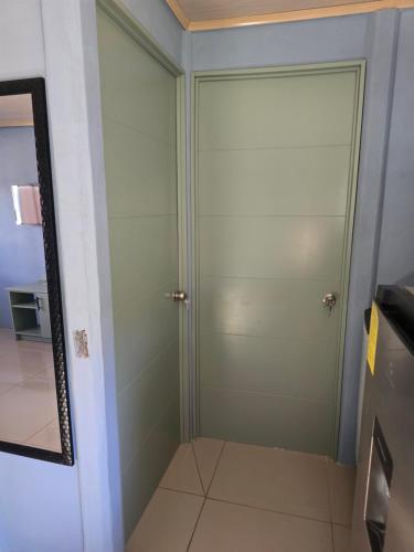 a glass door in a room with a mirror at Apartamento DesCANsO #3 in Comunidad