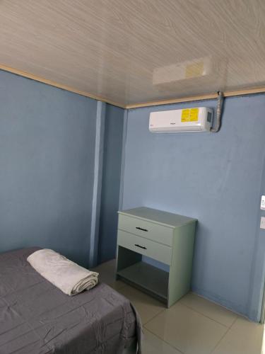 a bedroom with a bed and a dresser and a ceiling at Apartamento DesCANsO #3 in Comunidad