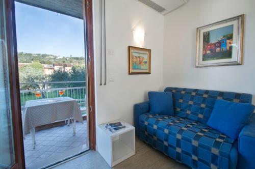 a living room with a couch and a balcony at Residence Villa Rosa in Garda