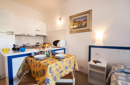 a small kitchen with a table in a room at Residence Villa Rosa in Garda