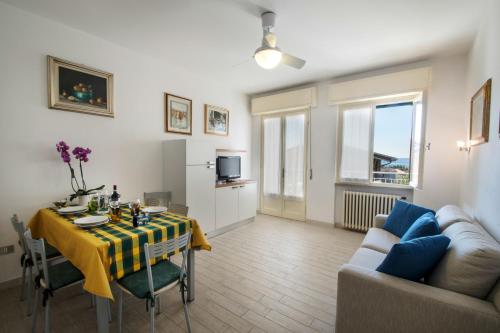 a living room with a table and a couch at Residence Villa Rosa in Garda