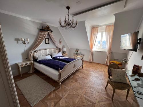 a bedroom with a bed with a canopy at Das Holland in Kapfenstein