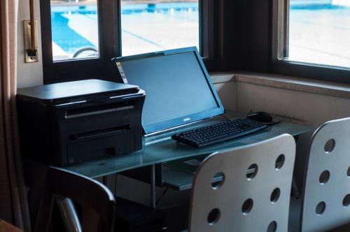 a desk with a laptop computer and a printer at Residence Villa Rosa in Garda