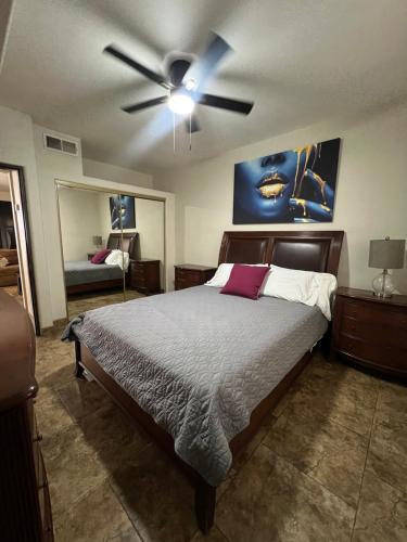 a bedroom with a bed with a ceiling fan at Loft A cerca zona dorada in Mexicali