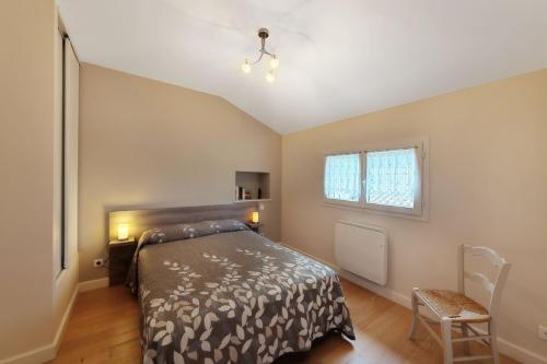 a bedroom with a bed and a window at Gîte paumajoly in Castres