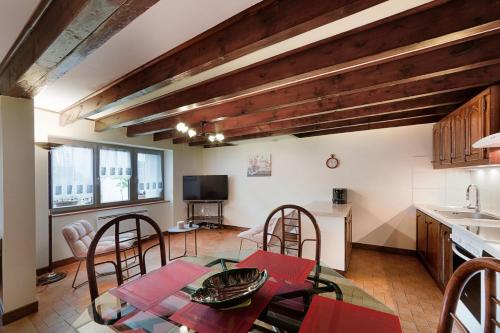 a kitchen and dining room with a table and chairs at Gîte les mésanges in Castres