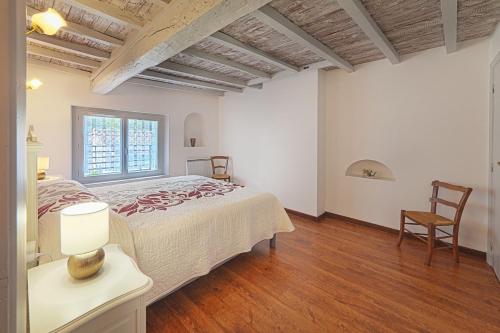 a bedroom with a bed and a table and a chair at Gîte les mésanges in Castres