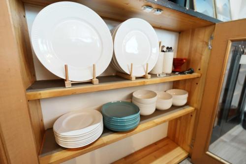 a group of plates and bowls on a shelf at SAMURISE No.4 in Fujikawaguchiko