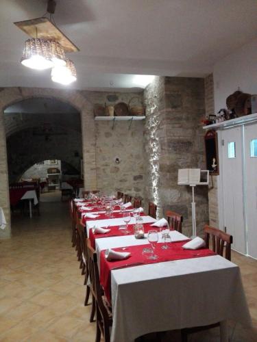 a long dining room with a long table with red table cloth at Agriturismo Sorgente di Luna in Larino