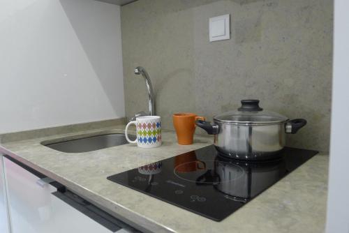セジンブラにあるCasa Ferreiraの台所用カウンター(コンロの上に鍋付)