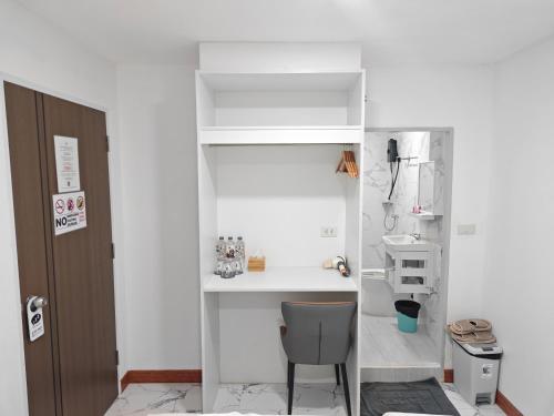 a small room with a chair and a desk at Shwe Ooe Lay Guest House in Bangkok