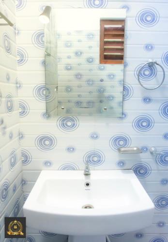 a bathroom with a white sink and a mirror at Triple W in Watta