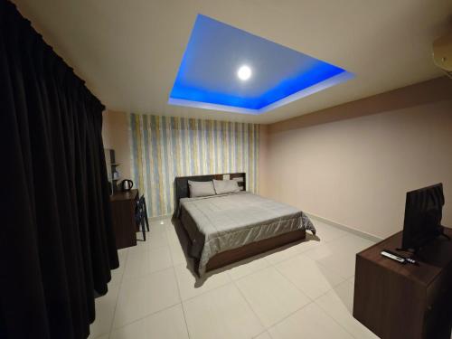 a bedroom with a bed and a blue ceiling at Blue Apartment in Pattaya