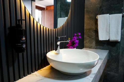 ein Badezimmer mit einem weißen Aufsatzwaschbecken und einem Spiegel in der Unterkunft Sultasa Hotel in Mersin