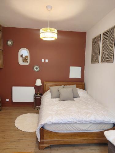 a bedroom with a bed with a brown wall at Le Bohème in Chaumont