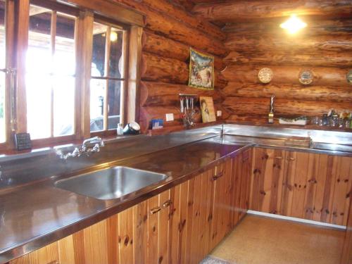 Ruapehu Log Lodge tesisinde mutfak veya mini mutfak