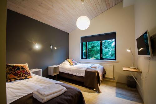 Un pat sau paturi într-o cameră la Brekkugerdi Guesthouse