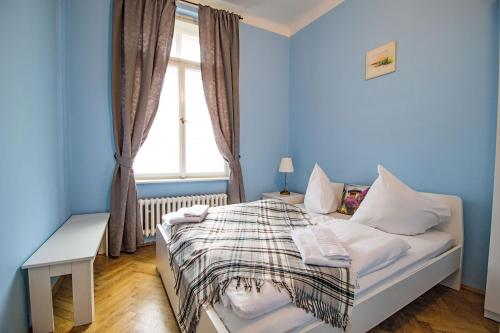 プラハにあるLabyrinth apartments by Ruterraの青いベッドルーム(ベッド1台、窓付)
