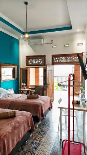 a hotel room with two beds and a table at Sabi Studio in Timuran