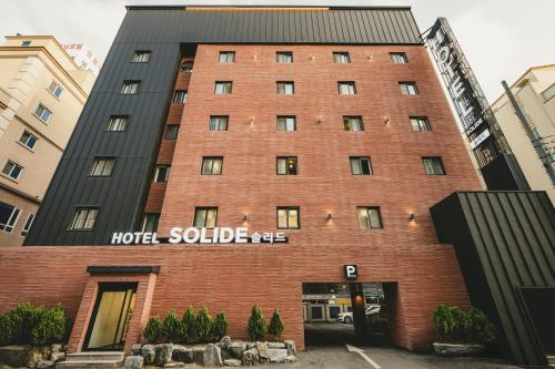 a hotel building with the hotel solidersson written on it at Hotel Solide Cheonan in Cheonan