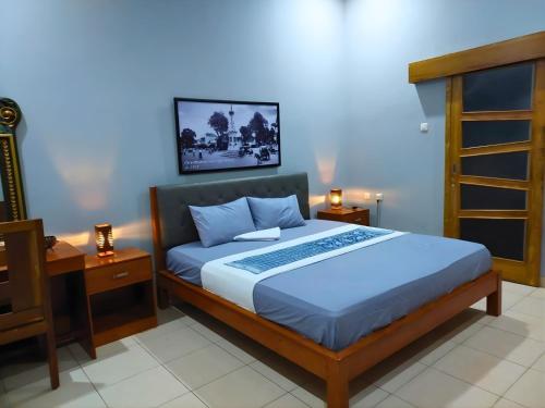 a bedroom with a bed and two nightstands and a bed sidx sidx sidx at Hamemayu Homestay in Jejeran