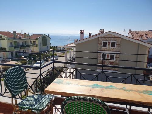 Teo`s Seaview Specious Apartment, Nikiti near Harbor