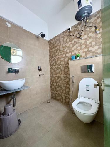 a bathroom with a toilet and a sink at Live Easy in Mātigara