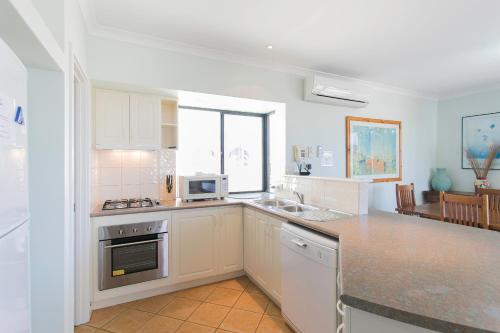 Cucina o angolo cottura di Seahaven by Rockingham Apartments