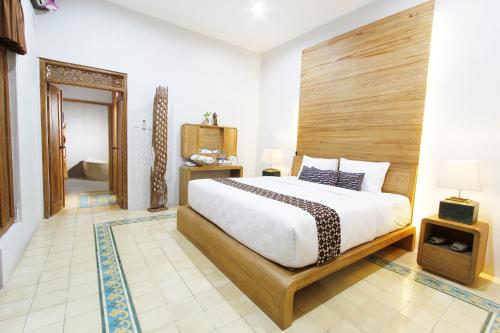 Una cama o camas en una habitación de Joglo Mandapa Boutique Hotel