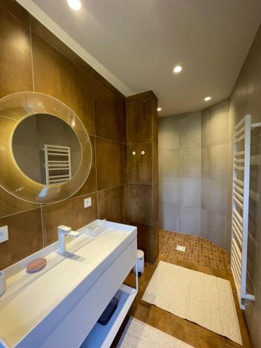a bathroom with a sink and a mirror at luxe et sérénité in Lecci