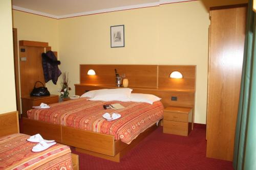 a hotel room with a bed and a mirror at Hotel Michela in Malè