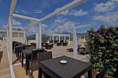 a dining area with tables, chairs and tables at Zen Hotel Versilia in Marina di Pietrasanta