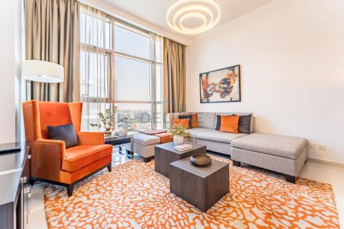 Contemporary 2BR, Mins to Drive to Dubai Butterfly Garden- Gold Promenade 2A, Damac Hills