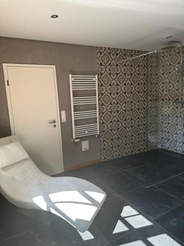 a bathroom with a white toilet in a room at Matzens Hus in Handewitt