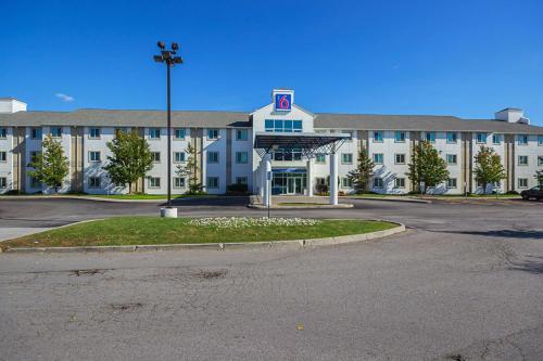 an empty parking lot in front of a large building at Motel 6-Whitby, ON - Toronto East in Whitby