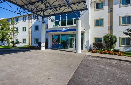an empty parking lot in front of a building at Motel 6-Whitby, ON - Toronto East in Whitby
