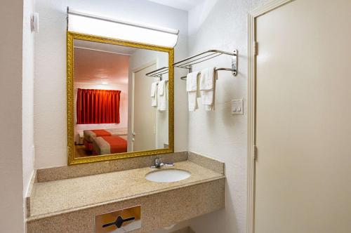 een badkamer met een wastafel en een spiegel bij Motel 6-Red Oak, TX - Dallas in Red Oak