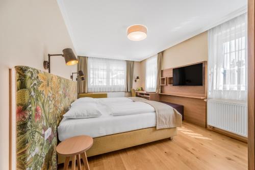 Llit o llits en una habitació de Das Grüne Hotel zur Post - 100 % BIO
